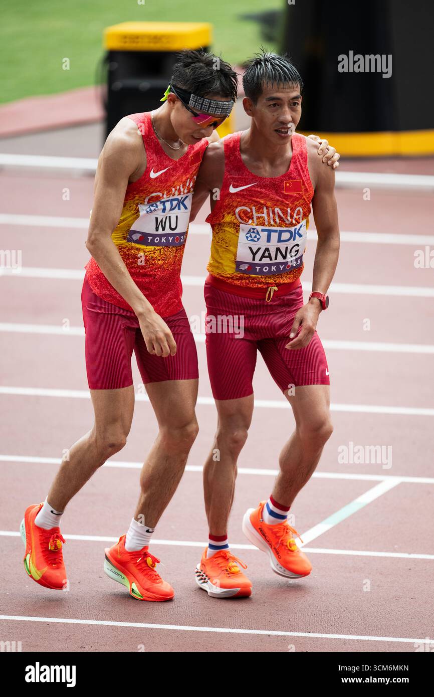 Tokio, Japan. September 2025. Xiangdong Wu aus China (links) und Shaohui Yang aus China (rechts), nachdem sie am 15. September 2025 in Tokio das Finale des Männer-Marathons am 3. Tag im Japan-Nationalstadion beendet hatten. (Credit: Andy Astfalck/MTB-Photo/Alamy Live News) Credit: MTB Photo/Alamy Live News Stockfoto