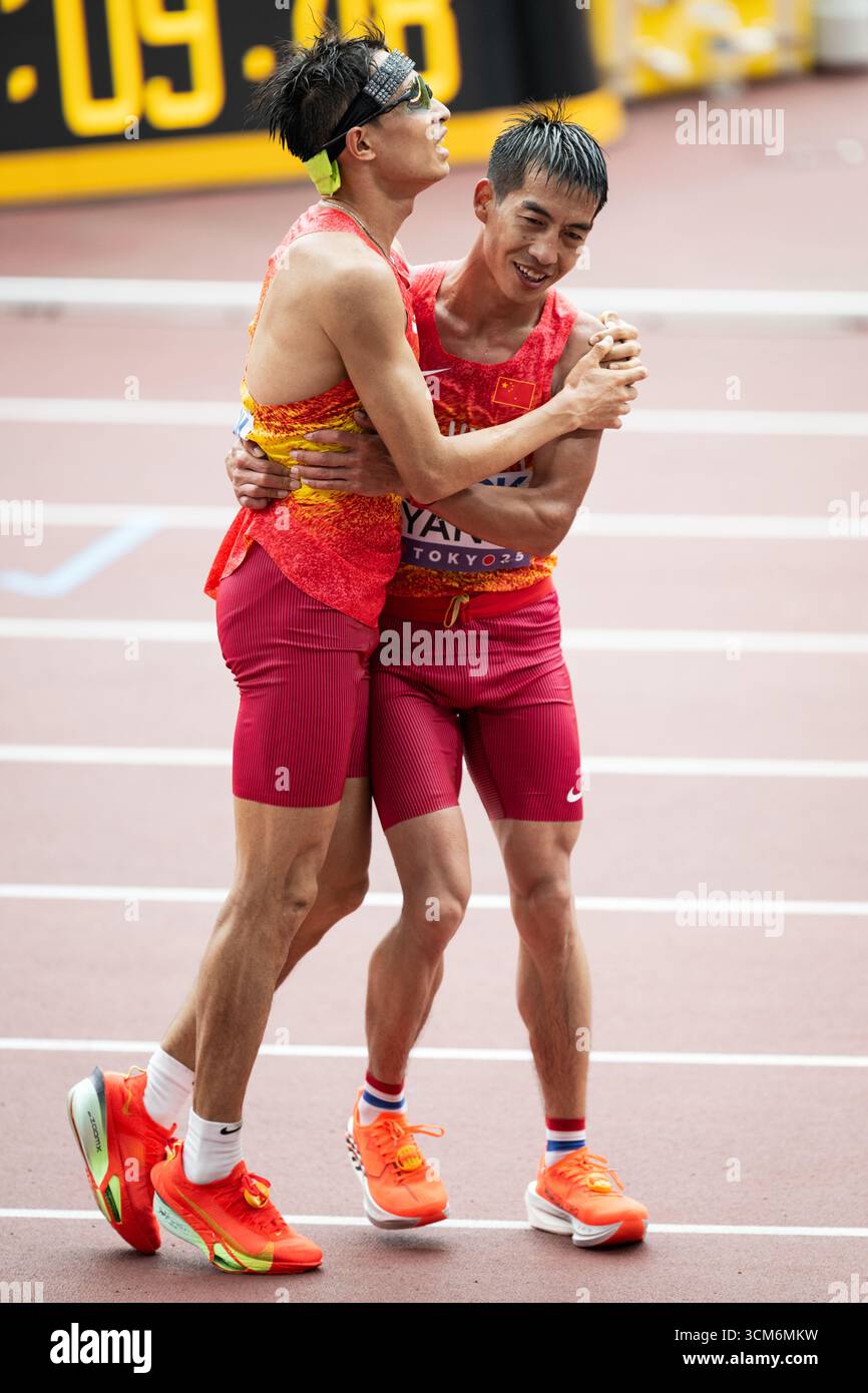 Tokio, Japan. September 2025. Xiangdong Wu aus China (links) und Shaohui Yang aus China (rechts), nachdem sie am 15. September 2025 in Tokio das Finale des Männer-Marathons am 3. Tag im Japan-Nationalstadion beendet hatten. (Credit: Andy Astfalck/MTB-Photo/Alamy Live News) Credit: MTB Photo/Alamy Live News Stockfoto
