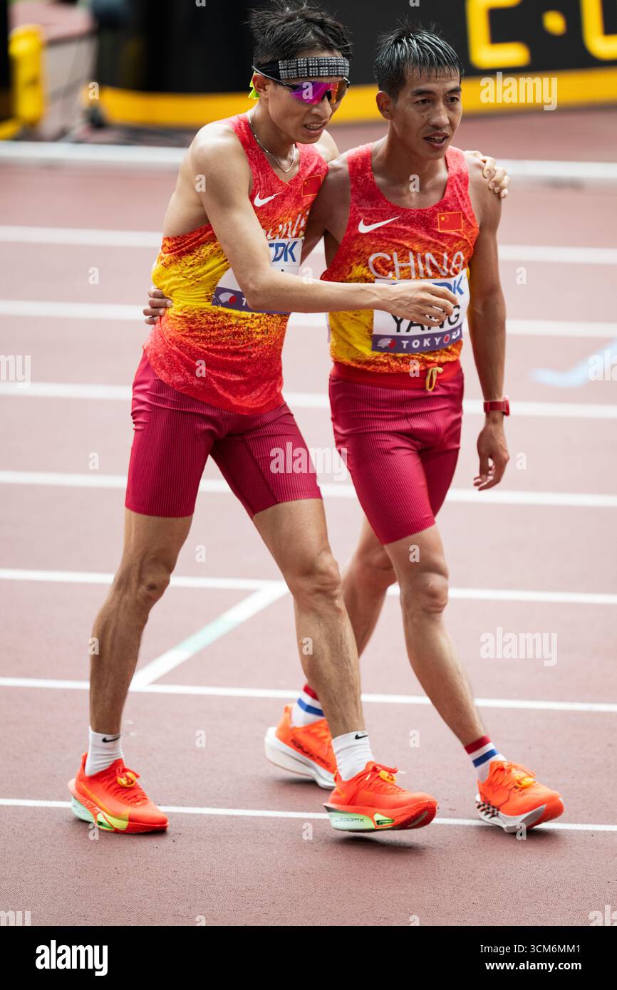 Tokio, Japan. September 2025. Xiangdong Wu aus China (links) und Shaohui Yang aus China (rechts), nachdem sie am 15. September 2025 in Tokio das Finale des Männer-Marathons am 3. Tag im Japan-Nationalstadion beendet hatten. (Credit: Andy Astfalck/MTB-Photo/Alamy Live News) Credit: MTB Photo/Alamy Live News Stockfoto