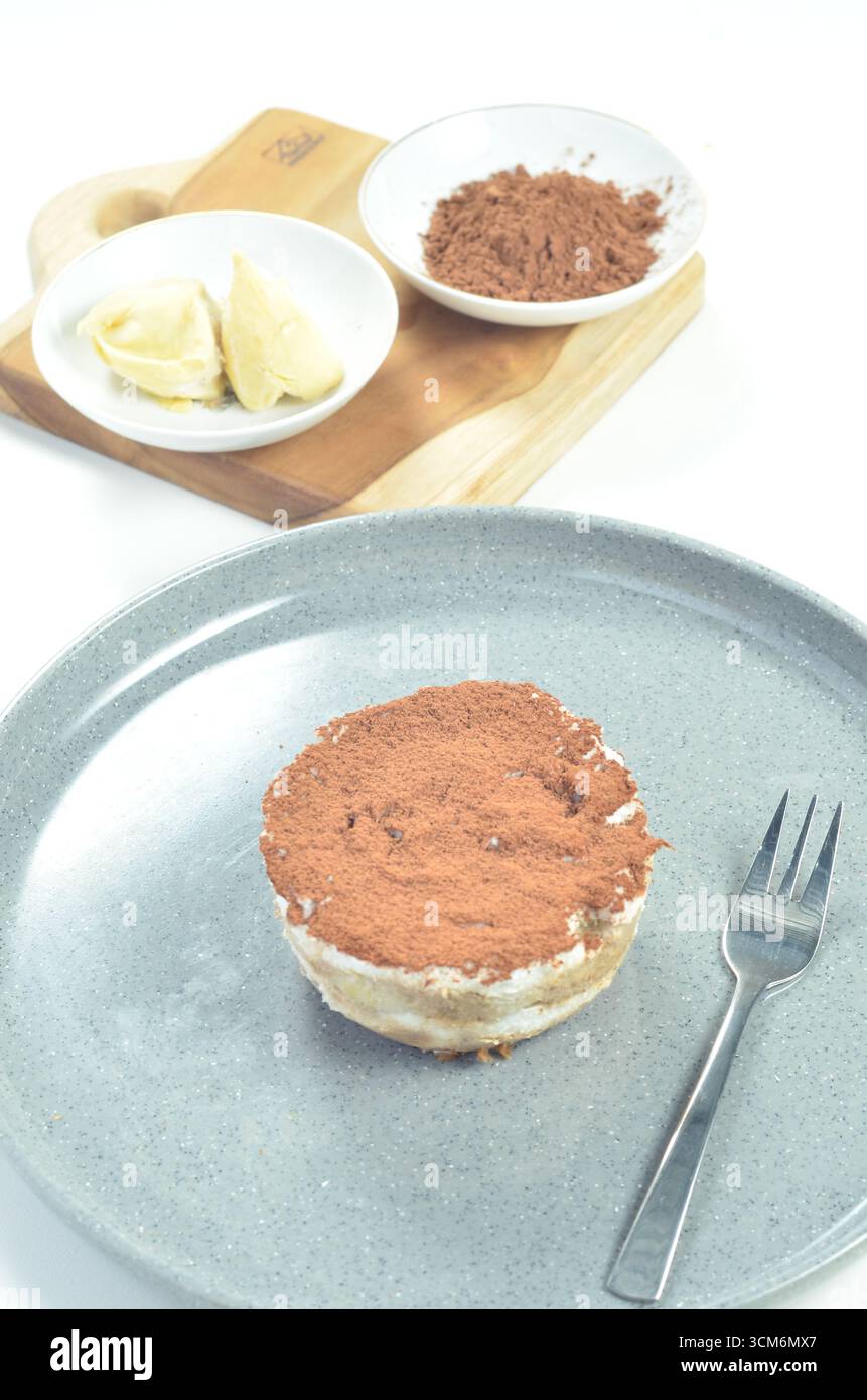 Tiramisu-Kuchen mit Durianfüllung auf einem Teller Stockfoto