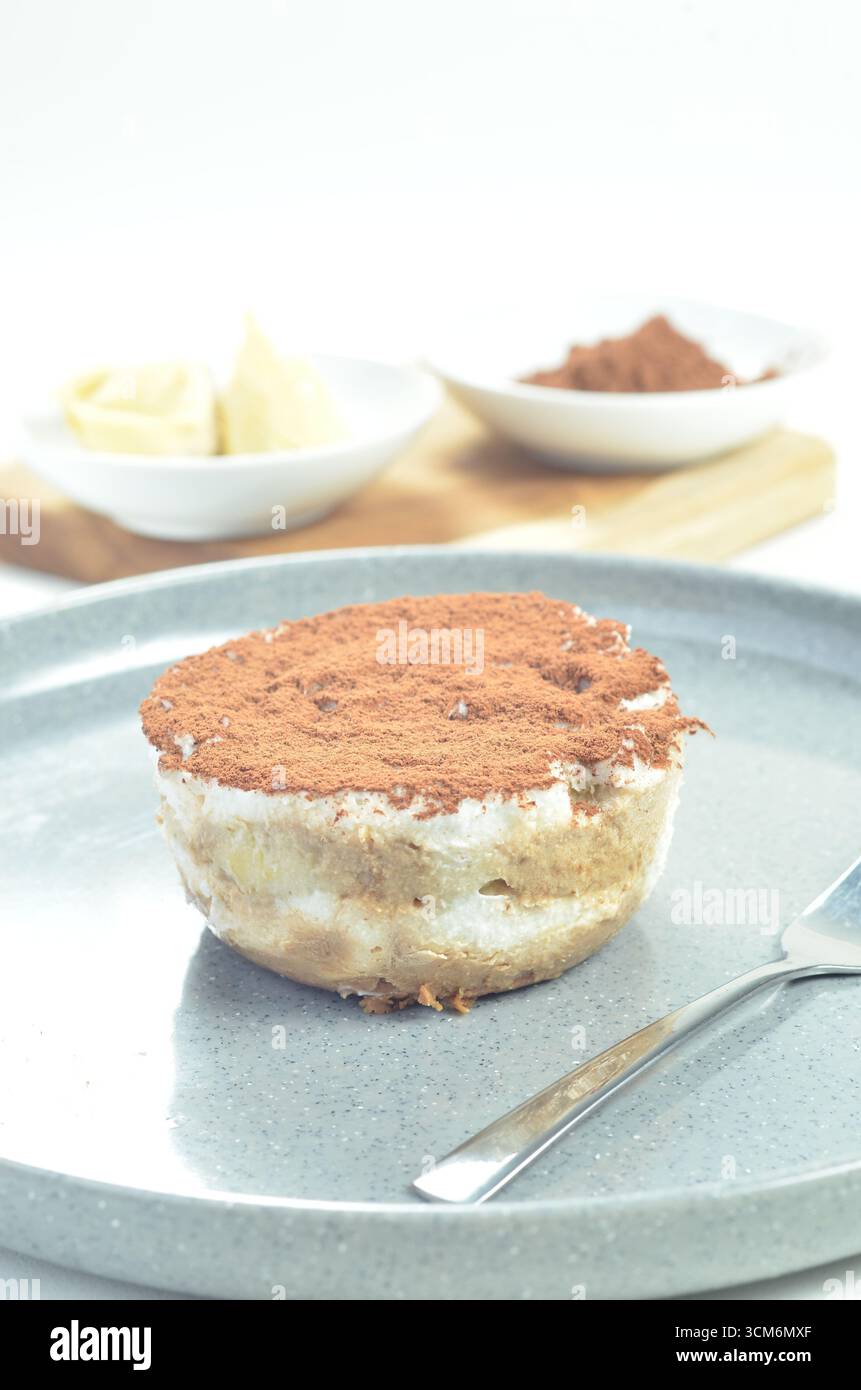 Tiramisu-Kuchen mit Durianfüllung auf einem Teller Stockfoto