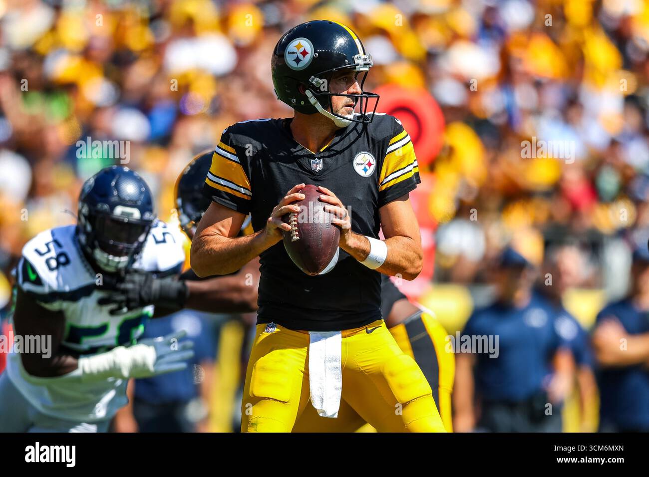 Pittsburgh, Pennsylvania, USA. September 2025. Pittsburgh Steelers Quarterback AARON RODGERS (8) in der Tasche während des NFL-Fußballspiels zwischen den Pittsburgh Steelers und den Seattle Seahawks in Pittsburgh, Pennsylvania. (Kreditbild: © Brent Gudenschwager/ZUMA Press Wire) NUR REDAKTIONELLE VERWENDUNG! Nicht für kommerzielle ZWECKE! Quelle: ZUMA Press, Inc./Alamy Live News Stockfoto