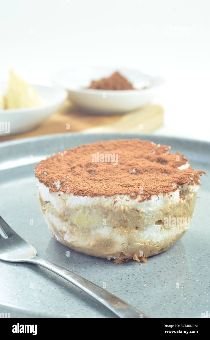 Tiramisu-Kuchen mit Durianfüllung auf einem Teller Stockfoto