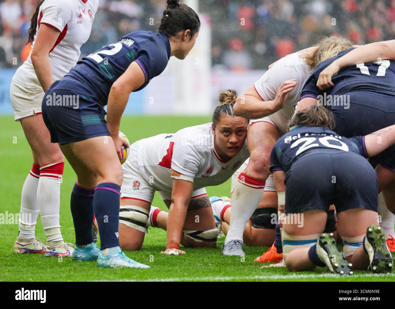 Bristol, Großbritannien. August 2025. Maddie Feaunati (eng) in einem Scrum während des England gegen Schottland Quarter Final Rugby World Cup Spiels im Ashton Gate Stadium. NUR REDAKTIONELLE VERWENDUNG. NICHT FÜR KOMMERZIELLE ZWECKE. Bristol, Großbritannien © ️ Credit: Elsie Kibue/Alamy Live News Stockfoto