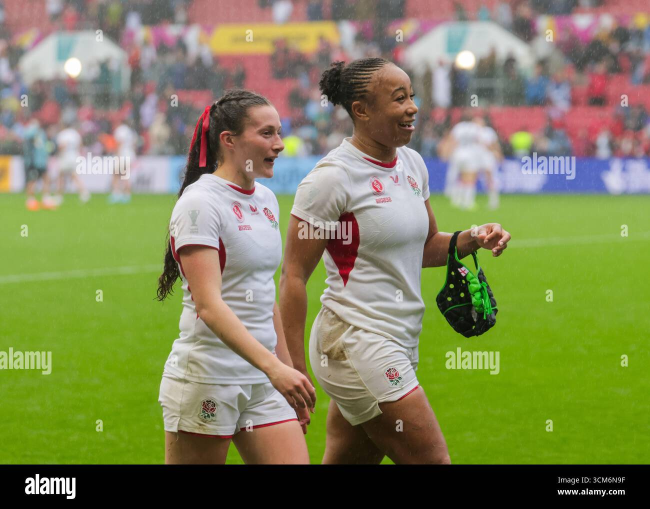 Bristol, Großbritannien. August 2025. Lucy Parker (eng) und Sadia Kabeya (eng) nach dem Spiel England gegen Schottland Quarter Final Rugby World Cup im Ashton Gate Stadium. NUR REDAKTIONELLE VERWENDUNG. NICHT FÜR KOMMERZIELLE ZWECKE. Bristol, Großbritannien © ️ Credit: Elsie Kibue/Alamy Live News Stockfoto