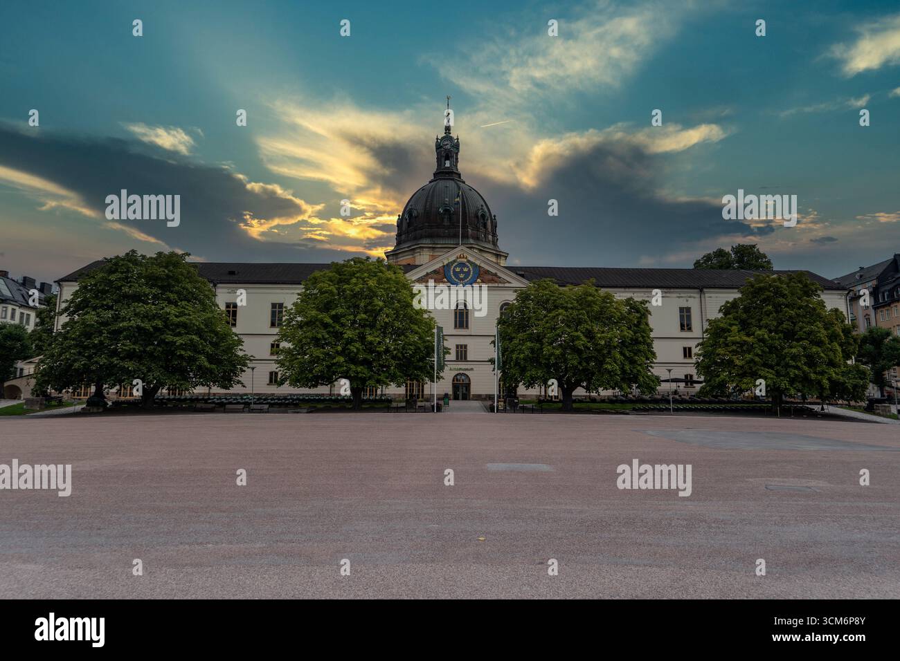 Blick auf das Museumsgebäude der schwedischen Armee mit einer Kuppel in Stockholm, Sonnenuntergang Stockfoto