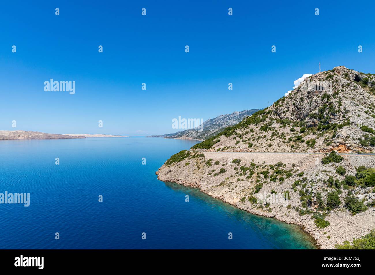 Küstenstraße Kroatien mit Wasser Fels und Bergen Stockfoto