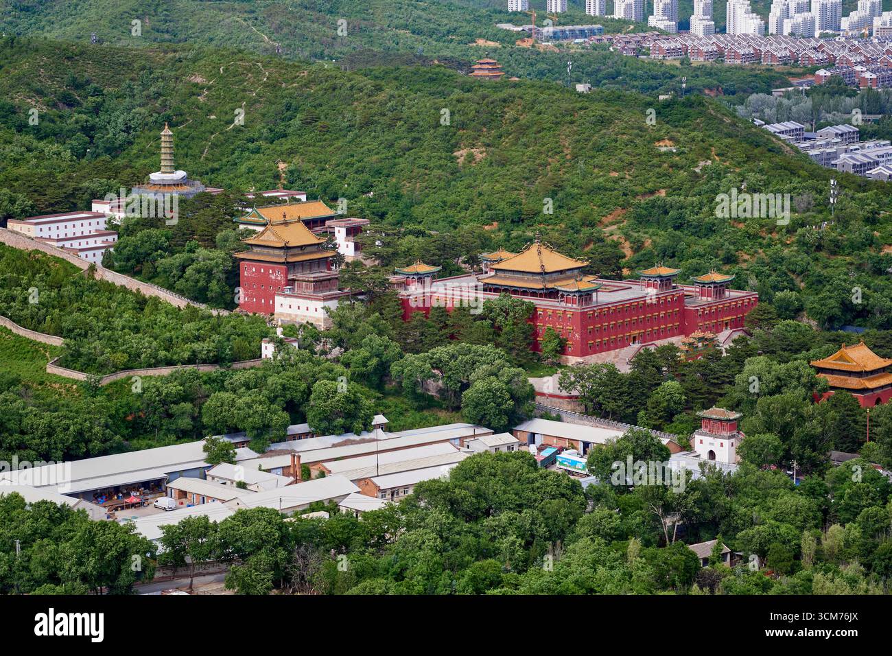 Xumi Fushou Tempel - Blick vom Chengde Imperial Mountain Resort Stockfoto