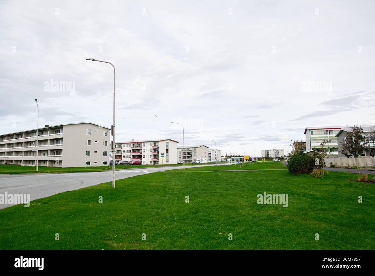 Eine städtische Wohngegend umgeben von grünen Feldern in Akranes, Island. Stockfoto