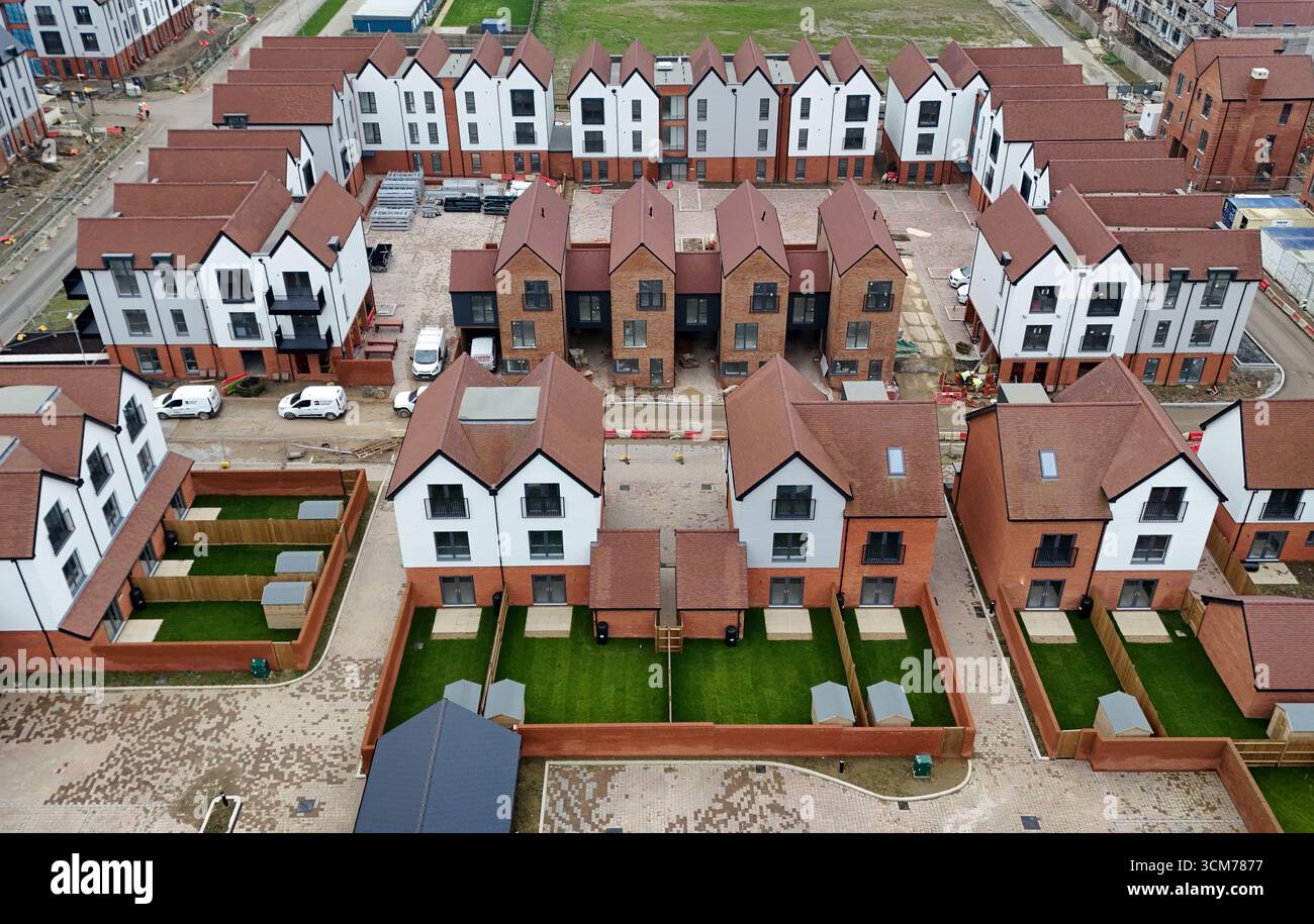 Aktenfoto vom 02/25 von neuen Häusern, die Teil der Chilmington Green Wohnsiedlung in Ashford, Kent sind. Der durchschnittliche Preis für ein Haus stieg im September um etwas mehr als £1.500 im Vergleich zum Monat, als die Herbstsaison begann, laut der Website Rightmove. Ausgabedatum: Montag, 15. September 2025. Stockfoto
