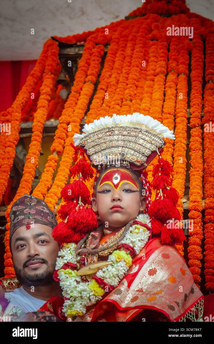 Die lebendige Göttin Kumari wird in einer großen Prozession durch die Straßen von Kathmandu in Nepal getragen. Stockfoto