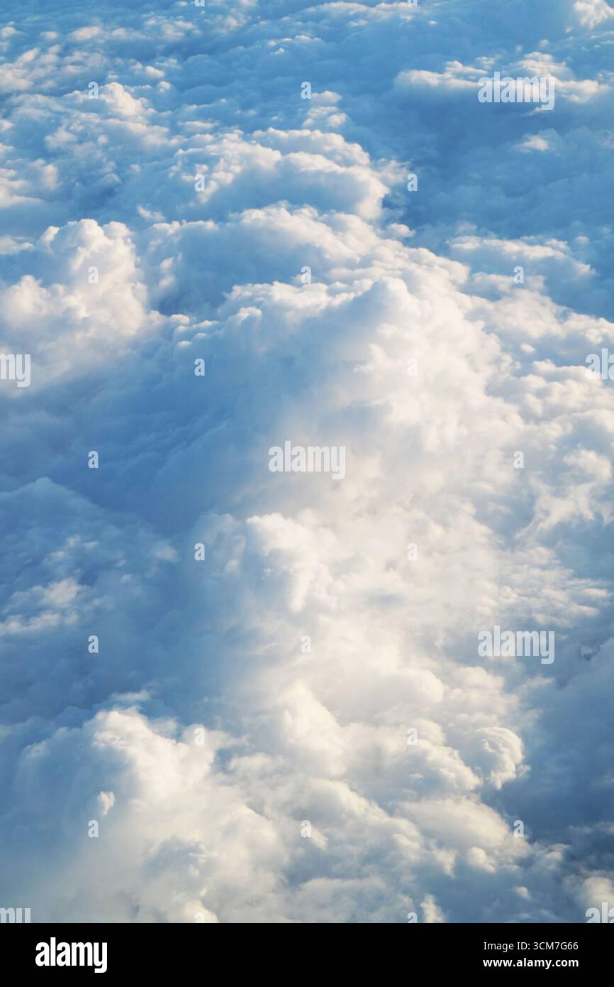 Atemberaubender Blick auf das Wolkenmeer vom Flugzeugfenster während des Fluges Stockfoto