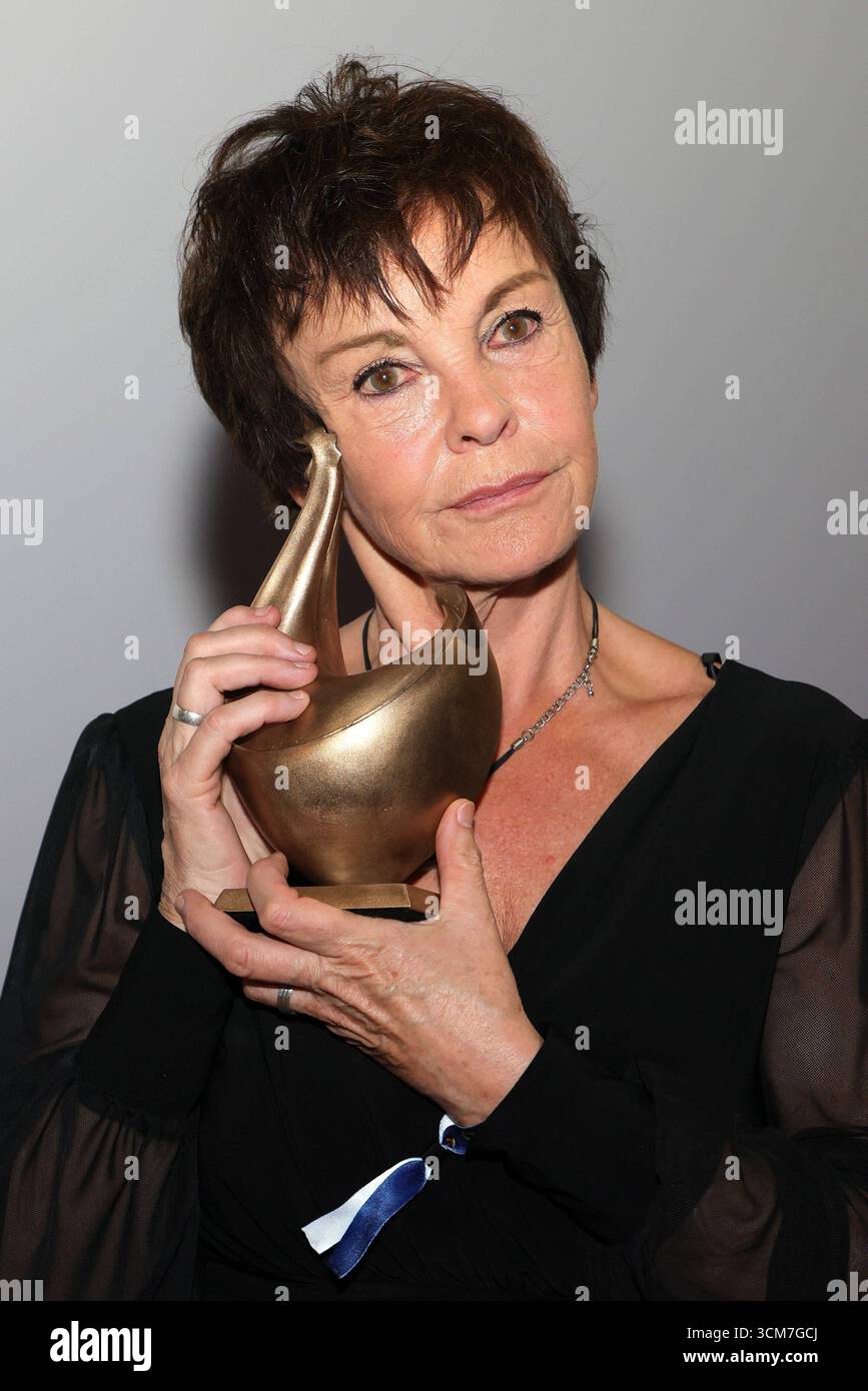 Verleihung der Goldenen Henne 2025 Katrin Sass deutsche Schauspielerin mit der goldenen Henne in der Hand. Sie wurden mit dem Ehrenpreis für ihr schauspielerisches Lebenswerk ausgezeichnet. Verleihung der Goldenen Henne 2025 Uhr 12.09.2025 in der Leipziger Messe, Halle 1. Leipzig, Sachsen, Deutschland. *** Präsentation der Goldenen Henne 2025 Katrin Sass deutsche Schauspielerin mit der Goldenen Henne in der Hand Sie erhielt den Ehrenpreis für ihre Lebensarbeit als Schauspielerin Präsentation der Goldenen Henne 2025 am 12 09 2025 auf der Leipziger Messe, Halle 1 Leipzig, Sachsen Stockfoto