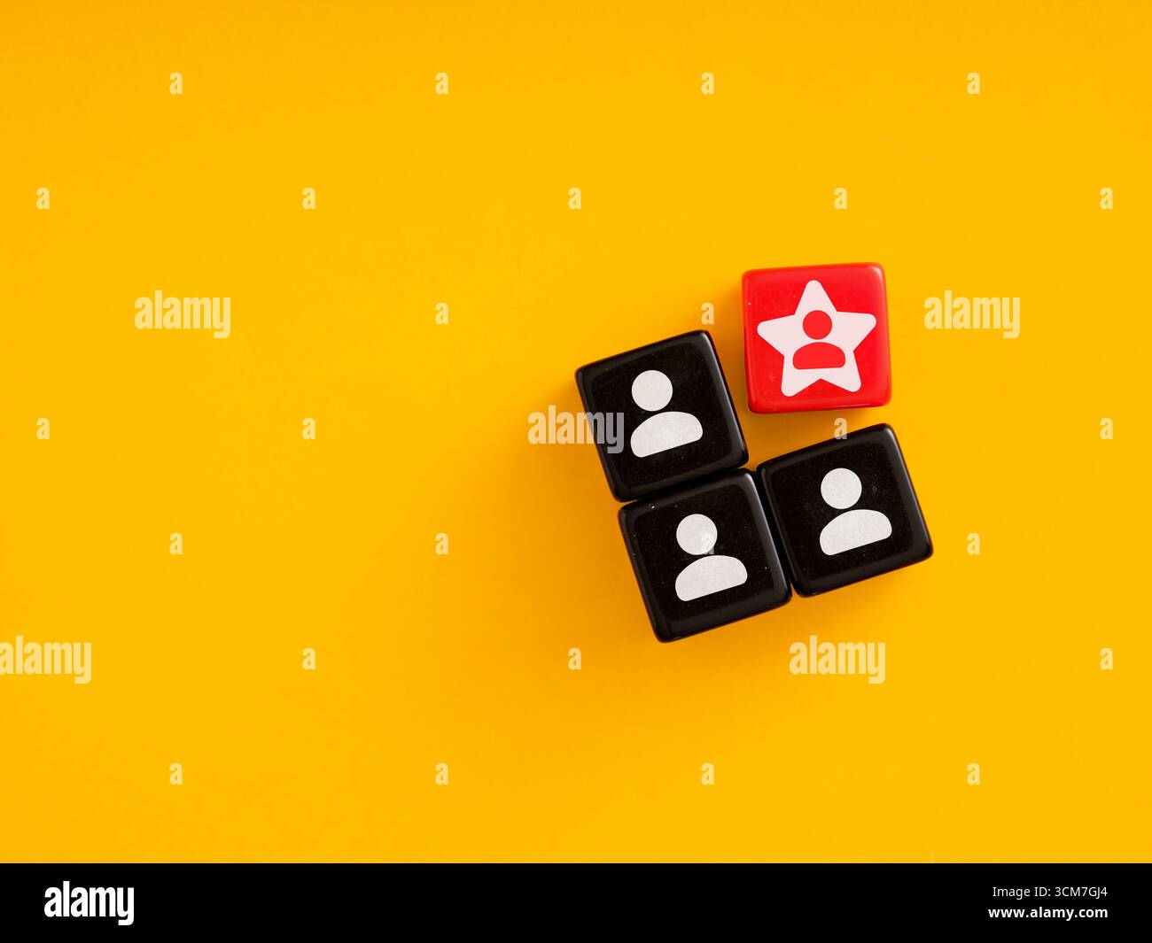 Konzept der Auswahl des besten Kandidaten für die Stelle. Erfolgreichstes Teammitglied. Roter Block mit Stern-Mitarbeiter zwischen schwarzen Blöcken mit Personensymbolen auf gelbem B Stockfoto