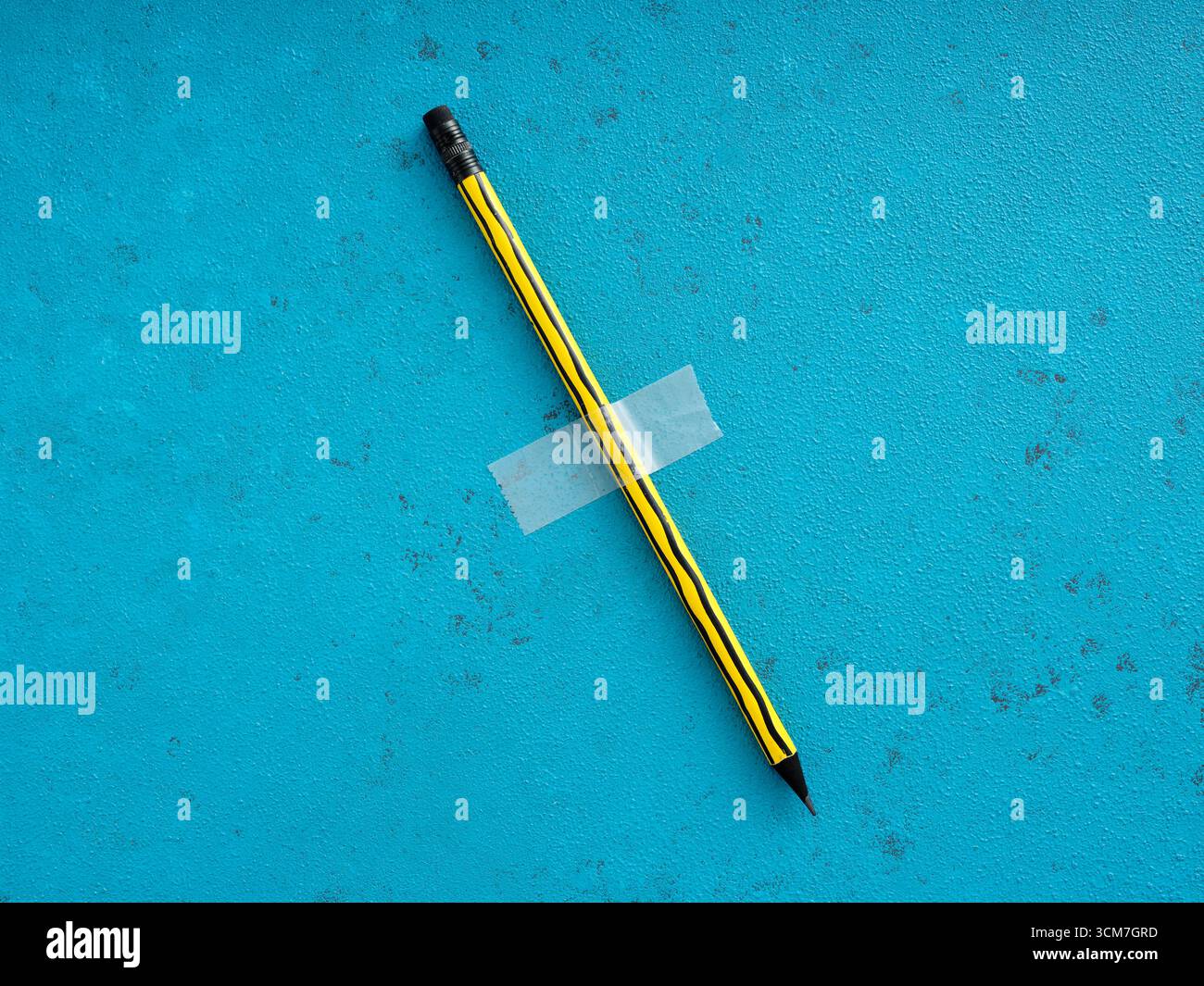 Gelber Bleistift mit schwarzen Streifen, der mit Klebeband an einer blauen Wand befestigt ist, ideal für kreative Projekte in den Bereichen Schule, Büro, Schreibwaren und cre Stockfoto
