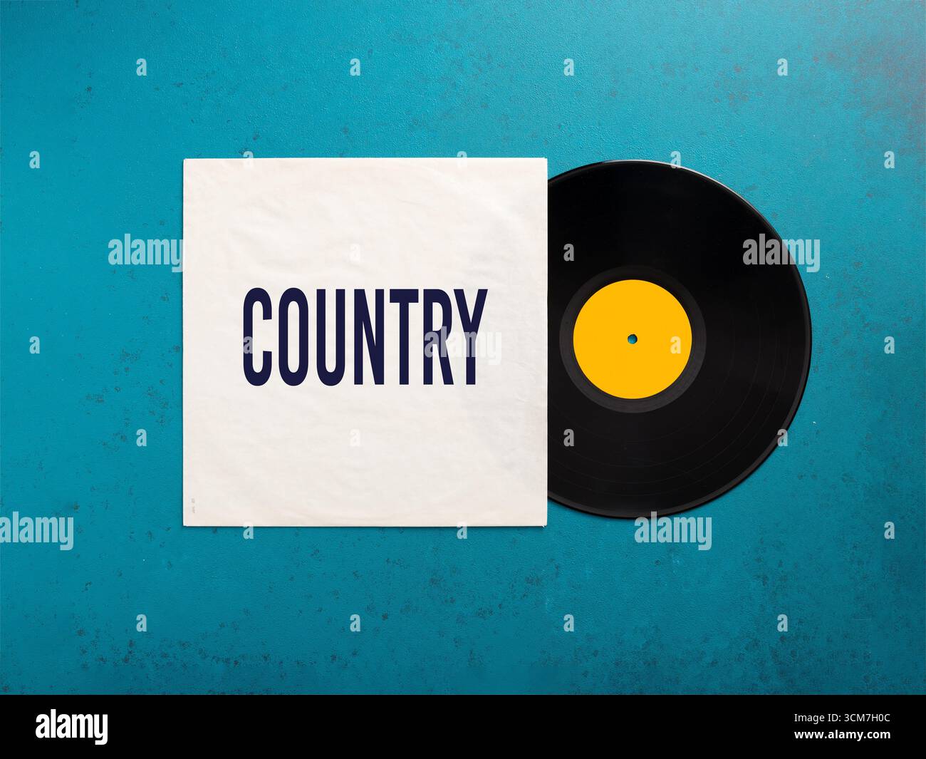 Schwarze Schallplatte mit gelbem Label und Cover, das das Genre der Country-Musik angibt, auf türkisfarbenem Hintergrund Stockfoto