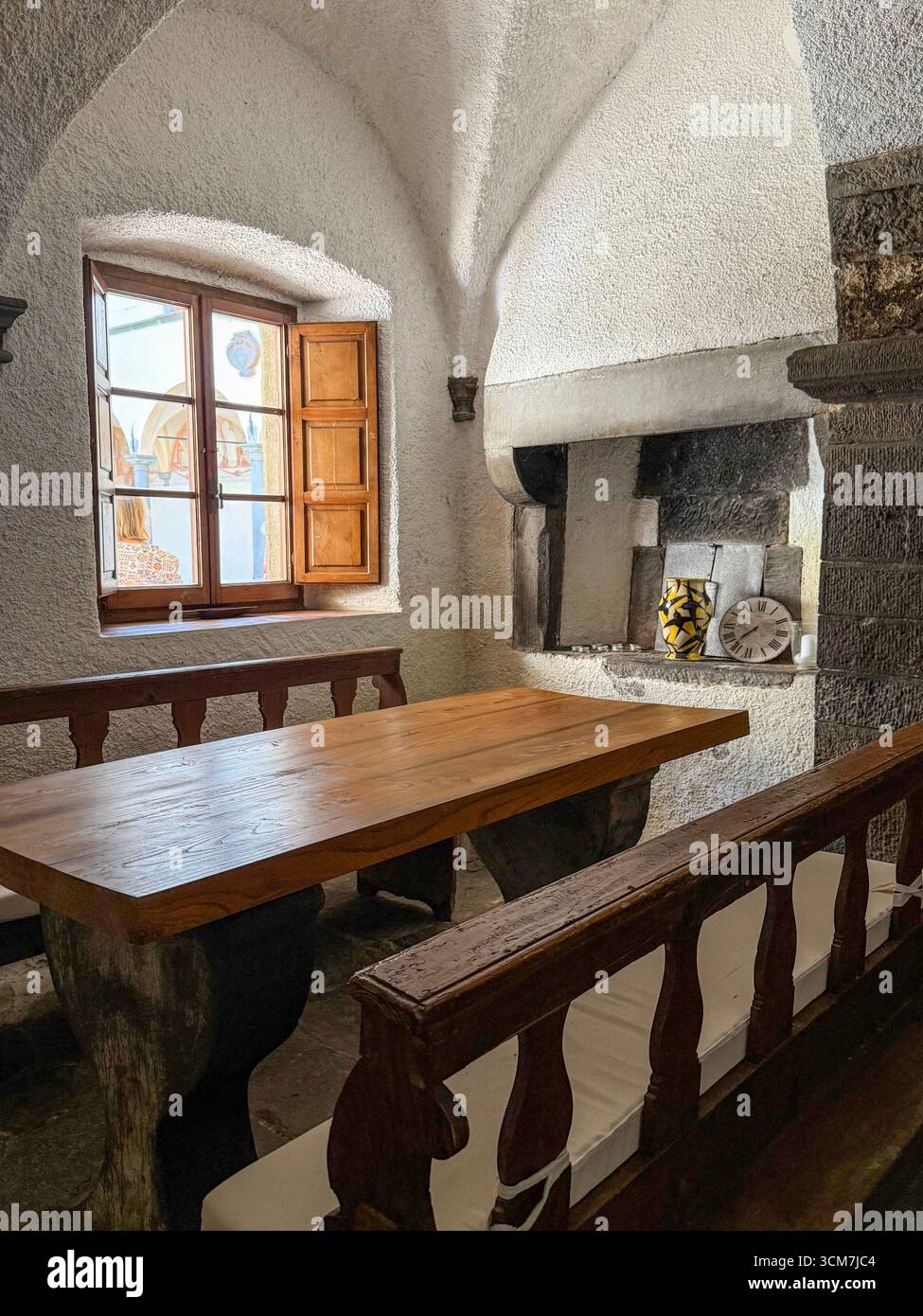 Ein Teil des Speisesaals neben dem zentralen Innenhof des ehemaligen Klosters 11 convento del Carmine aus dem 6. Jahrhundert befindet sich in der Nähe der kleinen mittelalterlichen Stadt Stockfoto