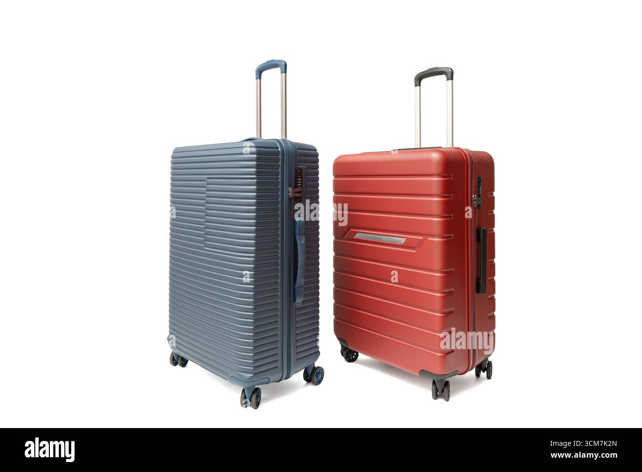 Blaue und rote drehbare Koffer, abgewinkelt zur Anzeige. Robuste Räder und Teleskopgriffe runden das Design ab. Reisekoffer isoliert auf weißem Hintergrund Stockfoto