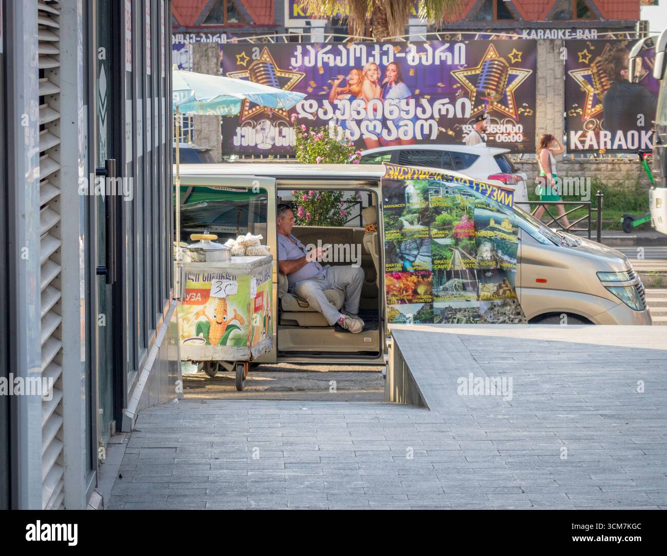 09.09.2025 - Batumi, Georgia - ortskundiger Reiseleiter in seinem Fahrzeug Stockfoto