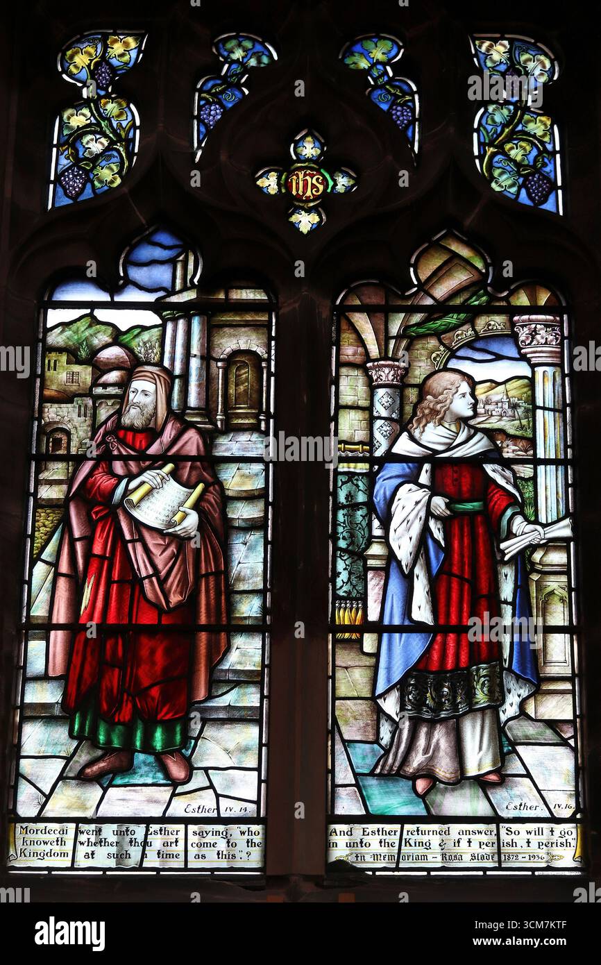 Buntglasfenster mit Esther und Mordecai Stockfoto