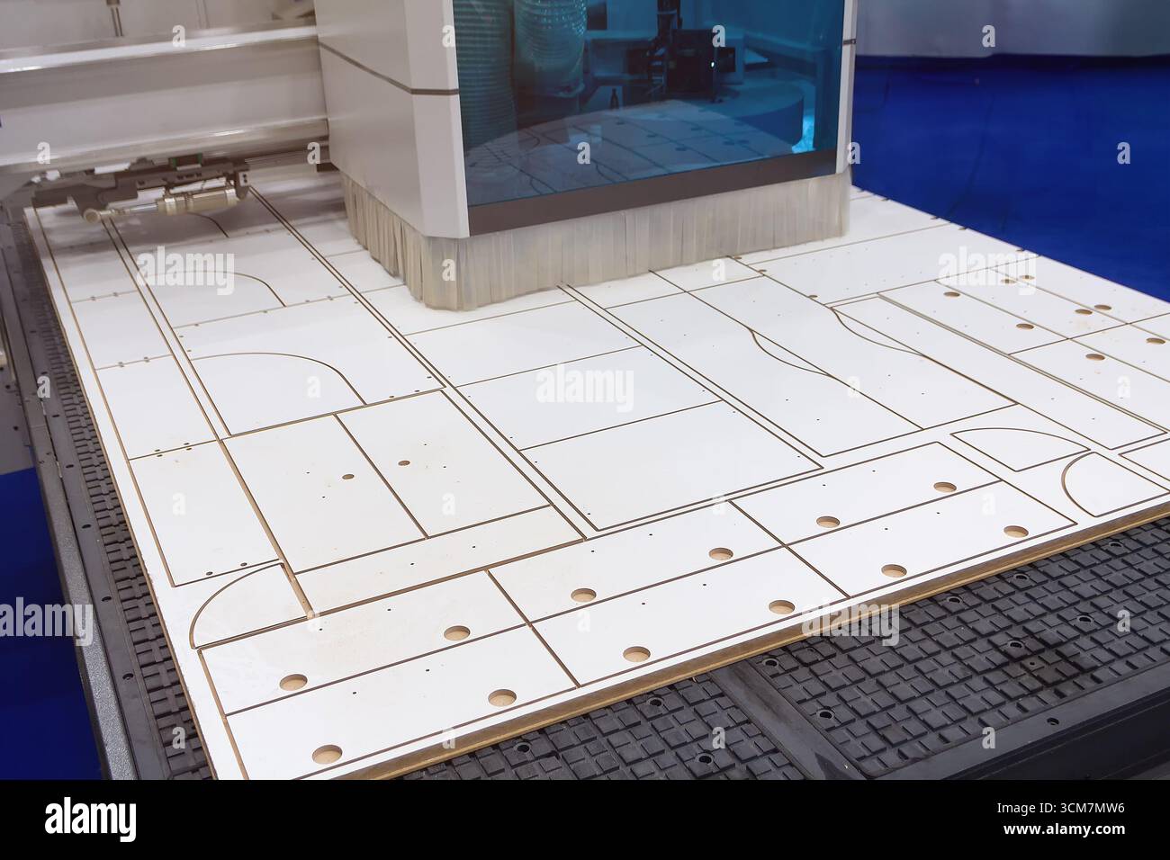 Moderne Maschine zum Schneiden von Spanplatten in einer Möbelfabrik. Industrie Stockfoto