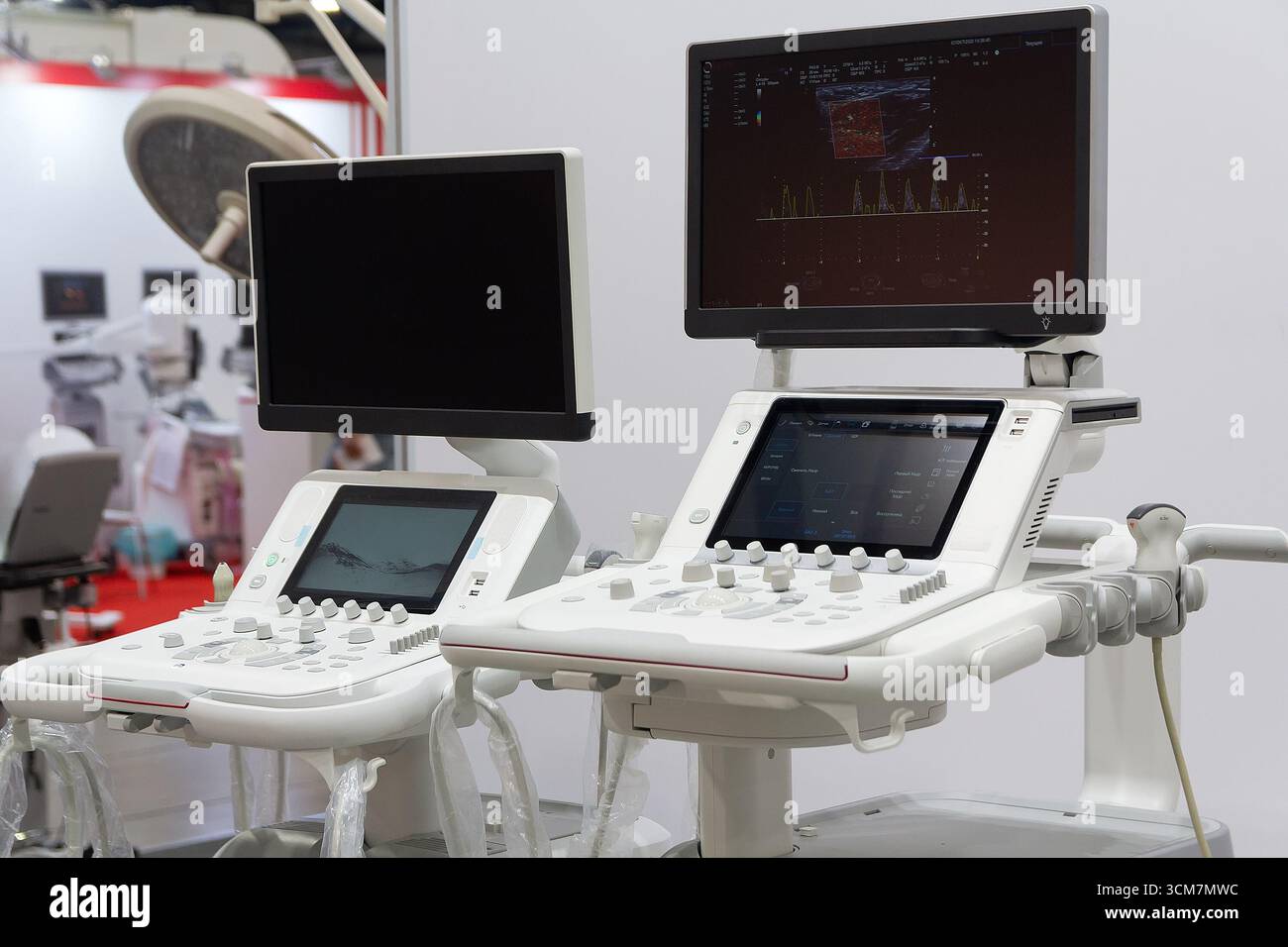 Moderne medizinische Ultraschallgeräte in der Ausstellungshalle. Medizin Stockfoto