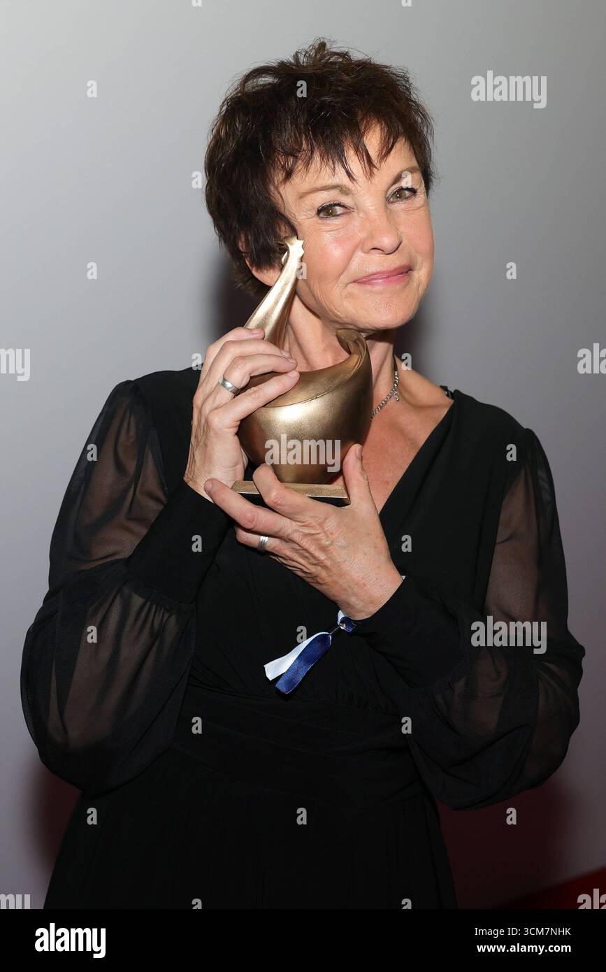 Verleihung der Goldenen Henne 2025 Katrin Sass deutsche Schauspielerin mit der goldenen Henne in der Hand. Sie wurden mit dem Ehrenpreis für ihr schauspielerisches Lebenswerk ausgezeichnet. Verleihung der Goldenen Henne 2025 Uhr 12.09.2025 in der Leipziger Messe, Halle 1. Leipzig, Sachsen, Deutschland. *** Präsentation der Goldenen Henne 2025 Katrin Sass deutsche Schauspielerin mit der Goldenen Henne in der Hand Sie erhielt den Ehrenpreis für ihre Lebensarbeit als Schauspielerin Präsentation der Goldenen Henne 2025 am 12 09 2025 auf der Leipziger Messe, Halle 1 Leipzig, Sachsen Stockfoto