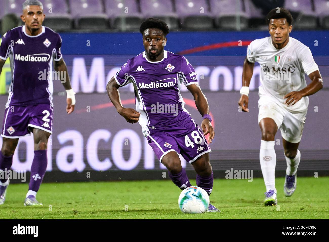 Tariq Lamptey von ACF Fiorentina in Aktion während des Fußballspiels der Serie A zwischen ACF Fiorentina und SSC Napoli im Artemio Franchi Stadion in Florenz (Italien), 13. September 2025. Stockfoto