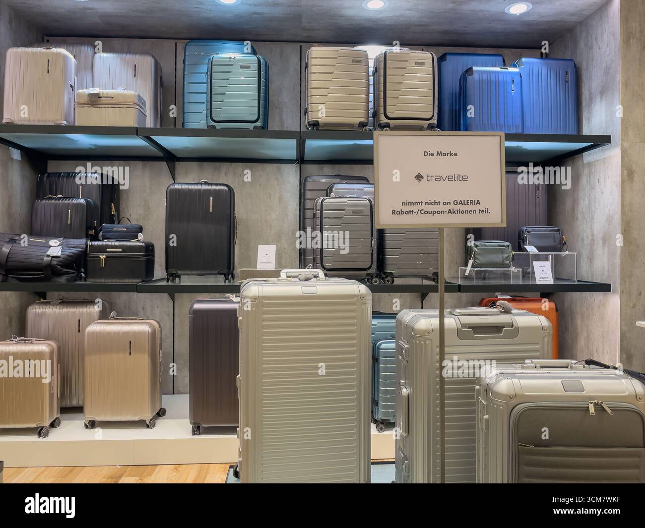 Deutschland Berlin 09.13.2025. Ausstellung von Travelite Koffern in verschiedenen Farben und Größen. Verkaufsregal in einem Kaufhaus. Stockfoto