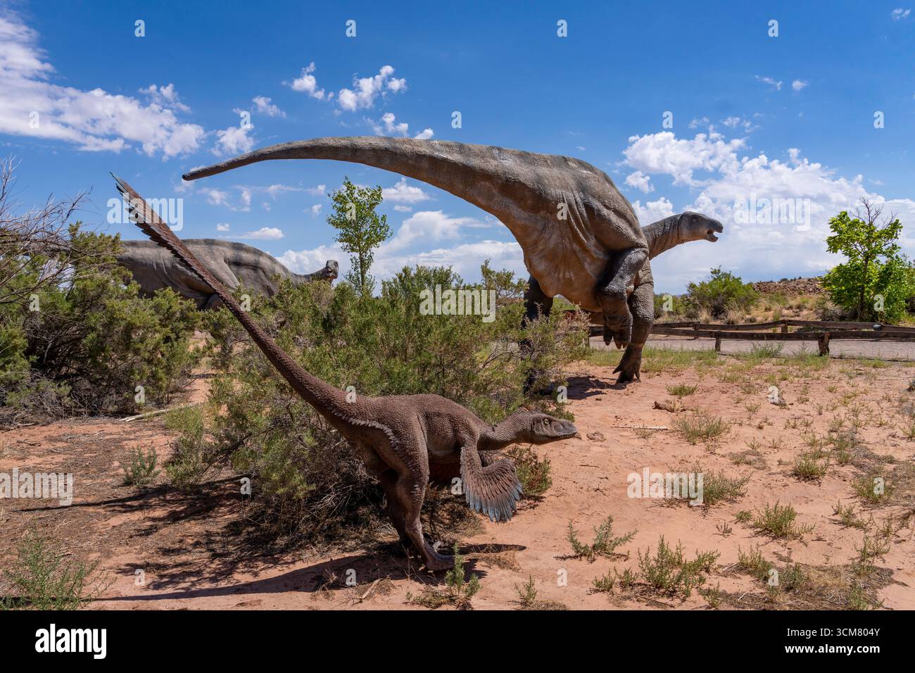 Lebensgroße Nachbildung des Dinosauriers Deinonychus antirrrhopus der Dinosaurierpark Moab Giants in Moab, Utah. Es greift einen Iguanodon bernissartensis an. Stockfoto
