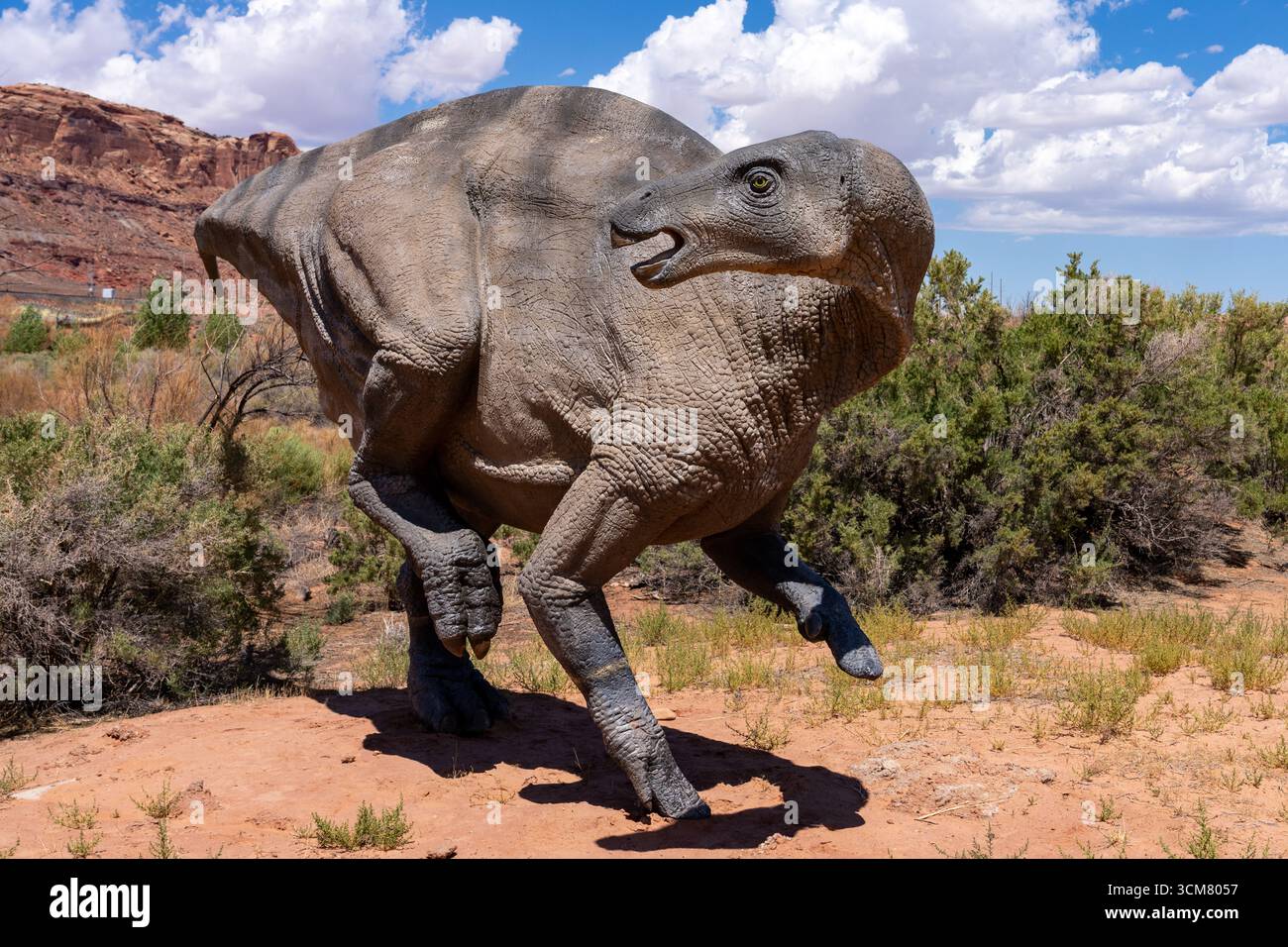 Lebensgroße Nachbildung des Dinosauriers Iguanodon bernissartensis der Moab Giants Dinosaurier Park in Moab, Utah. Es wird von einem Deinonychus-Antirr angegriffen Stockfoto