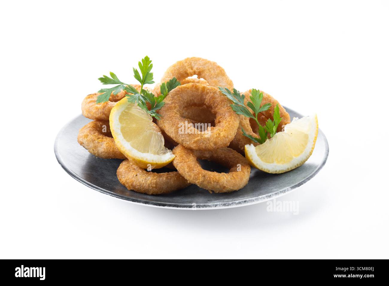 Knusprige gebratene Tintenfischringe isoliert auf weißem Hintergrund Stockfoto