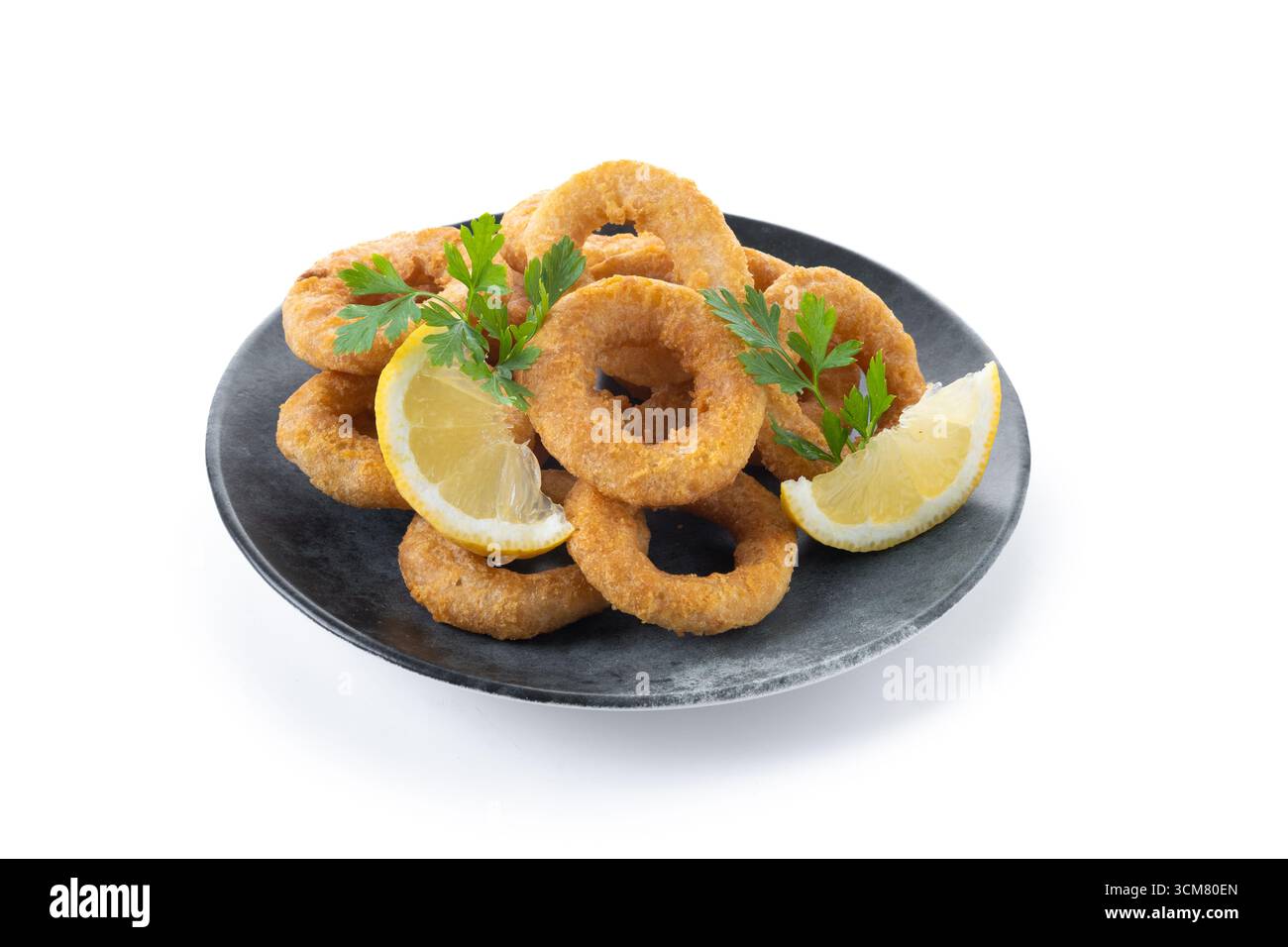 Knusprige gebratene Tintenfischringe isoliert auf weißem Hintergrund Stockfoto