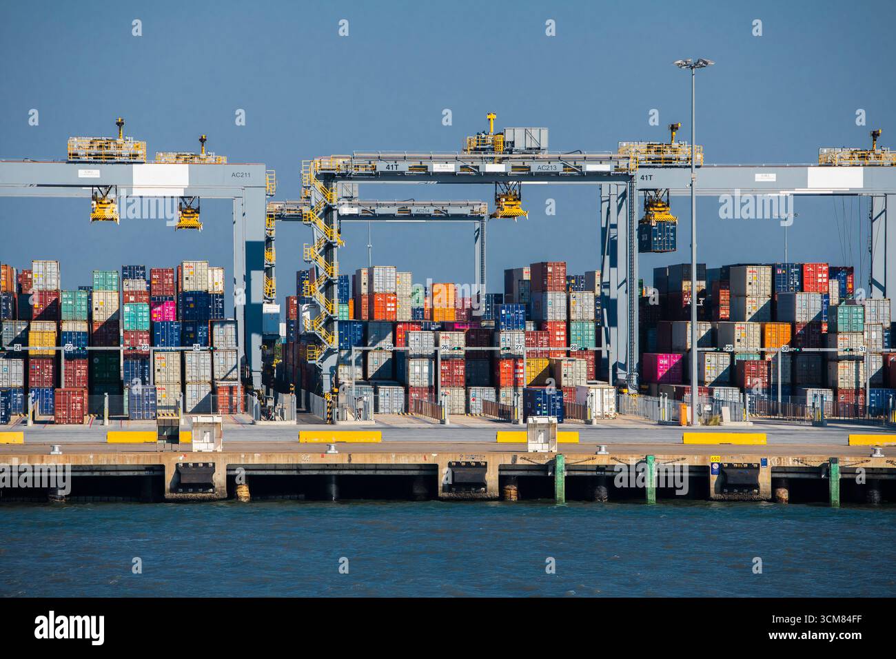 Kräne und Container am Containerhafen in Brisbane Stockfoto