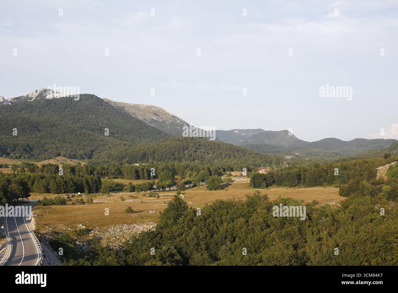 Offene Straße mit malerischem Blick auf ein Tal in Kroatien Stockfoto