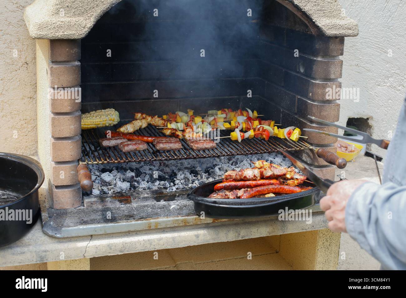 Fleisch und Gemüse draußen grillen Stockfoto