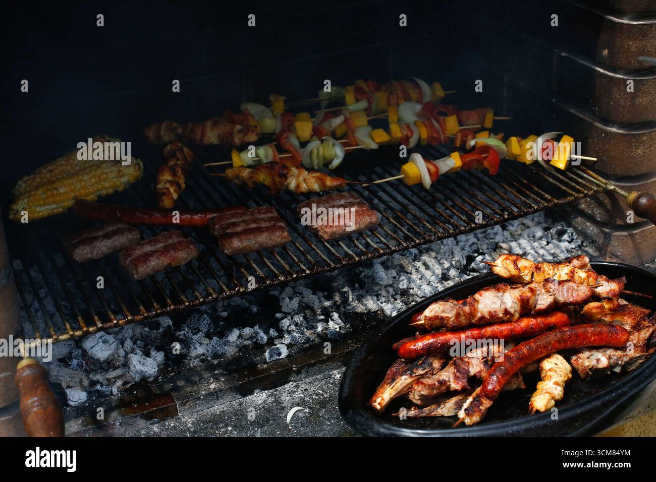 Fleisch und Gemüse draußen grillen Stockfoto