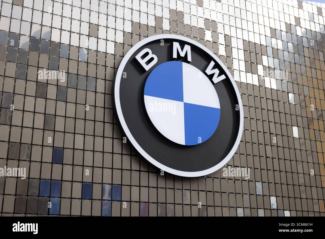 München, DEUTSCHLAND - 11. September 2025: IAA Mobility Public Space Fair in der Münchner Innenstadt. Logo des deutschen Automobilherstellers BMW auf einem Stand Stockfoto