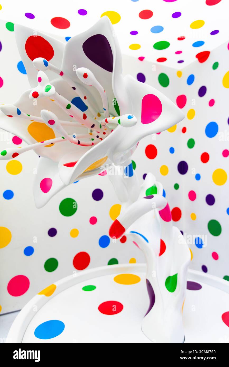 SINGAPUR - Installationsansicht von „With all my love for the Tulpen, I Play Forever“ (2013) von Yayoi Kusama bei „Life is the Heart of a Rainbow“. Stockfoto