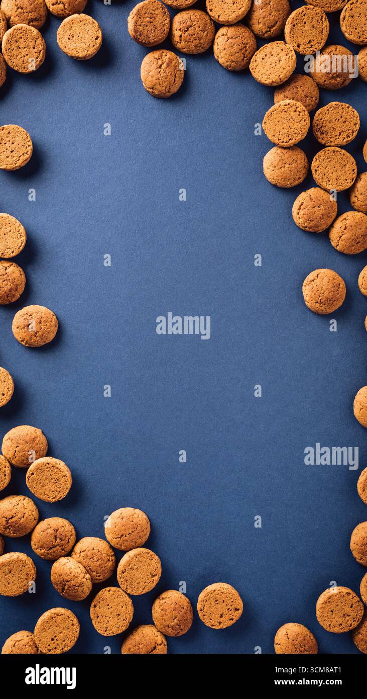 Ginger Cookies kruidnoten Hintergrund für die Feier des Heiligen Nikolaus, Geschichten Vorlagen für niederländische Feiertage Sinterklaas Stockfoto