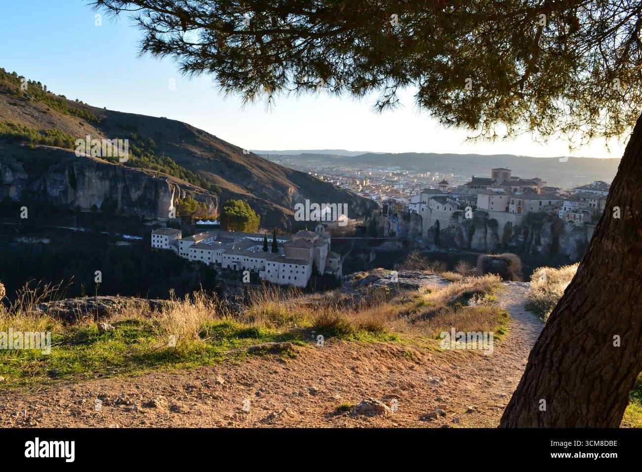 Beeindruckender Panoramablick auf ein Dorf auf einer Klippe bei Sonnenuntergang, ideal für Reisen und Naturfotografie. Themen des Abenteuers und der urbanen Landschaften. Stockfoto