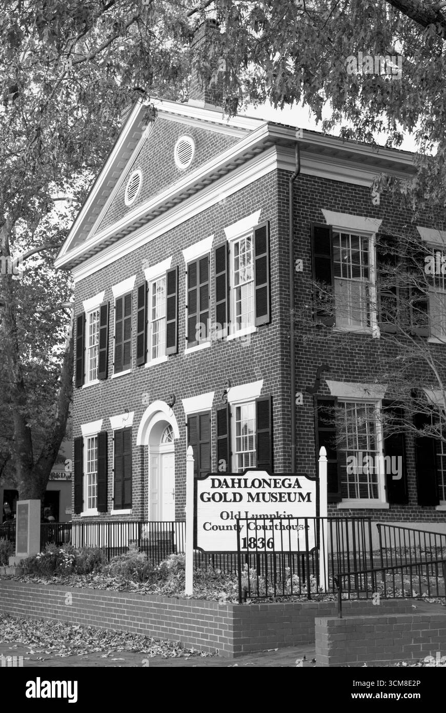 Außenansicht des Dahlonega Gold Museum mit Schild in Dahlonega, Georgia, USA, zum Gedenken an Amerikas ersten Goldrausch. Stockfoto