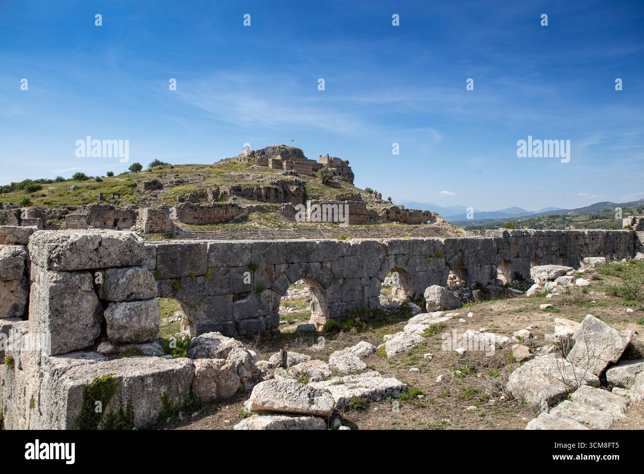 Ruinen der antiken Stadt Tlos in Seydikemer Mugla, Türkei, Historische lykische Zivilisation, Felsgräber, antikes Theater und Berglandschaft Stockfoto