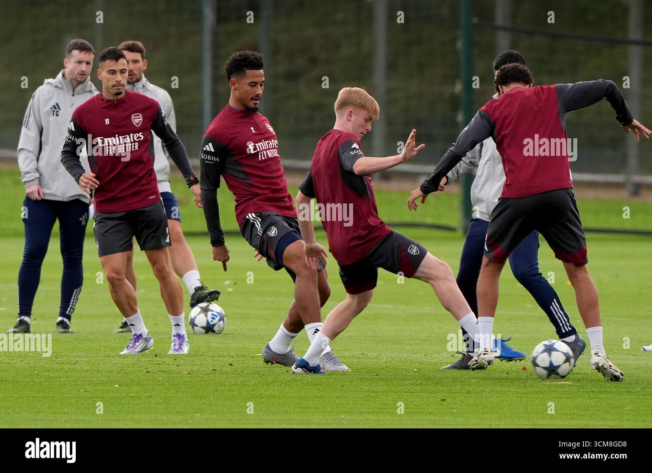 William Saliba von Arsenal (Mitte links) während einer Trainingseinheit im Sobha Realty Training Centre in London. Bilddatum: Montag, 15. September 2025. Stockfoto