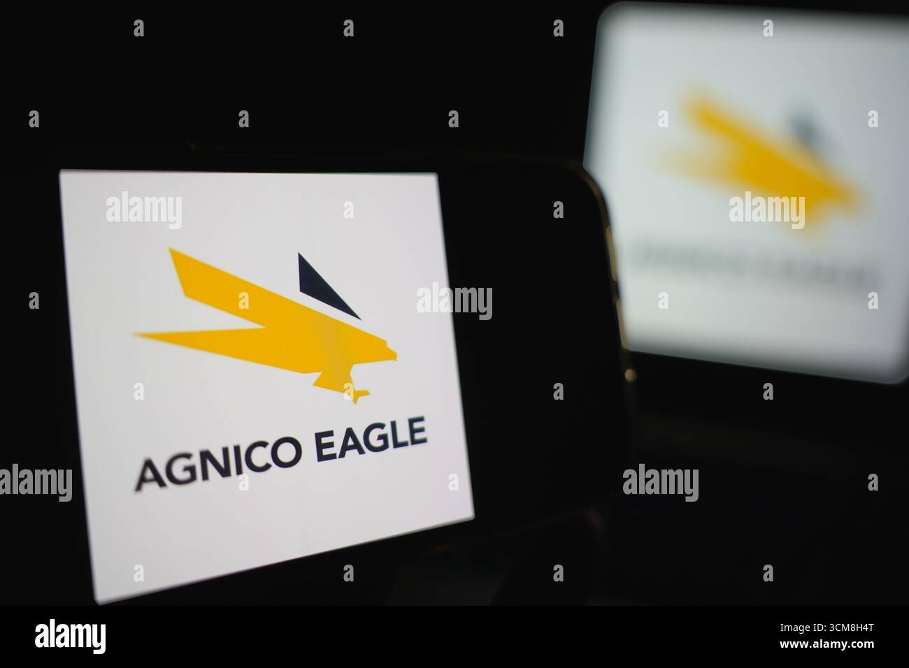 Roosendaal, Niederlande – 14. September 2025: Gerätebildschirm mit dem Firmenlogo von Agnico Eagle. Stockfoto