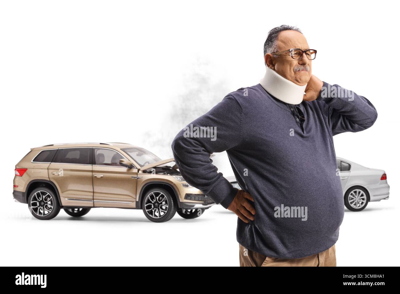 Reifer Mann mit verletztem Hals bei Autokollision isoliert auf weißem Hintergrund Stockfoto