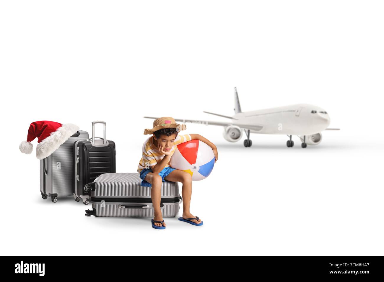 Kind sitzt auf einem Koffer und wartet am Flughafen, weihnachtsreisekonzept isoliert auf weißem Hintergrund Stockfoto