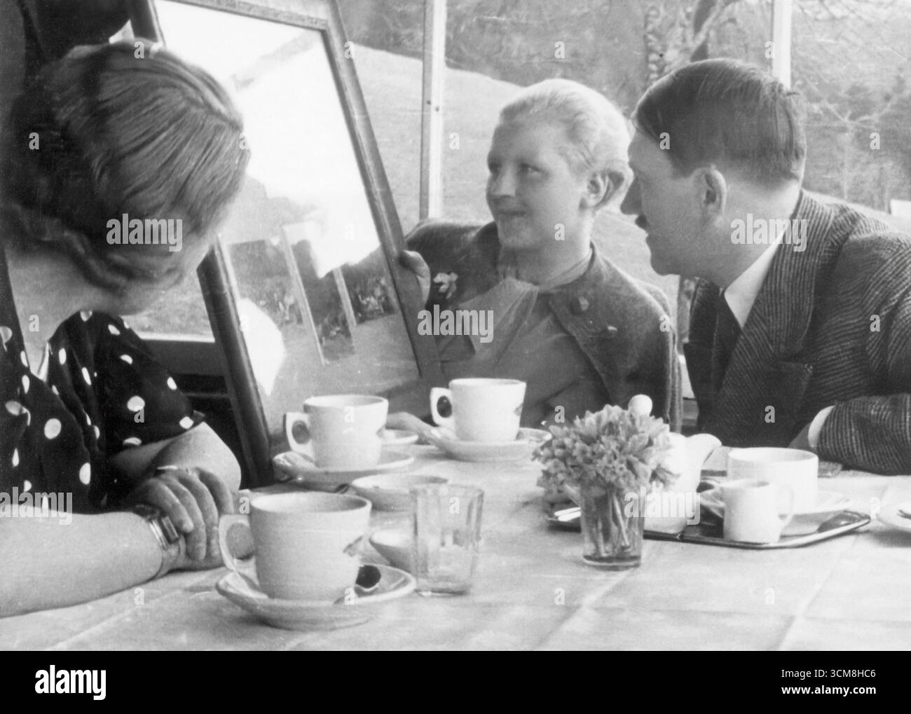 Adolf Hitler trinkt Tee mit einer blonden Eva Braun in Bayern, April 1935 Stockfoto