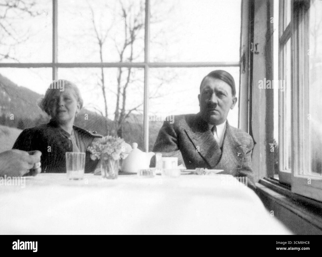 Adolf Hitler beim Tee mit Eva Braun in Bayern, April 1935 Stockfoto