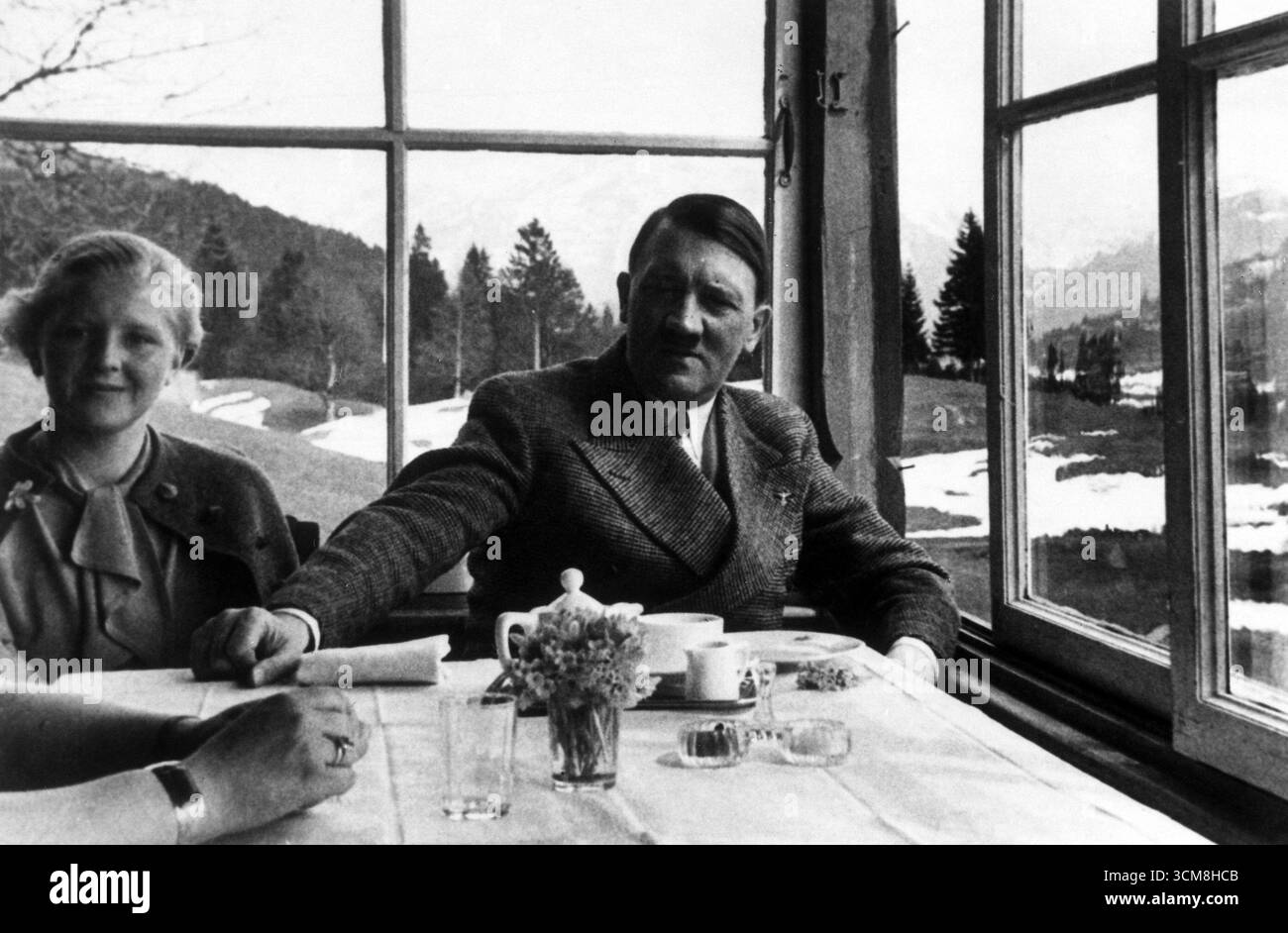 Adolf Hitler trinkt Tee mit Eva Braun in Bayern, April 1935 Stockfoto
